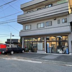 重量鉄骨造3階建ての建物の1階です。天井高が4ｍあります。金物店の店舗・事務所兼倉庫として使用されていた建物です。駐車場も5台あります。花立・桜木の商店街までも徒歩で7～8のところです。