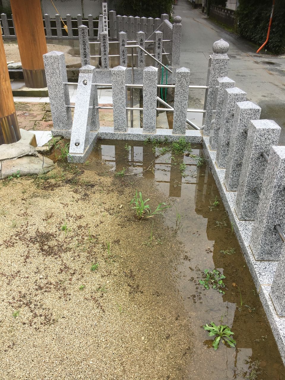 大雨後の西無田雨宮神社　境内にも水が溜っている
