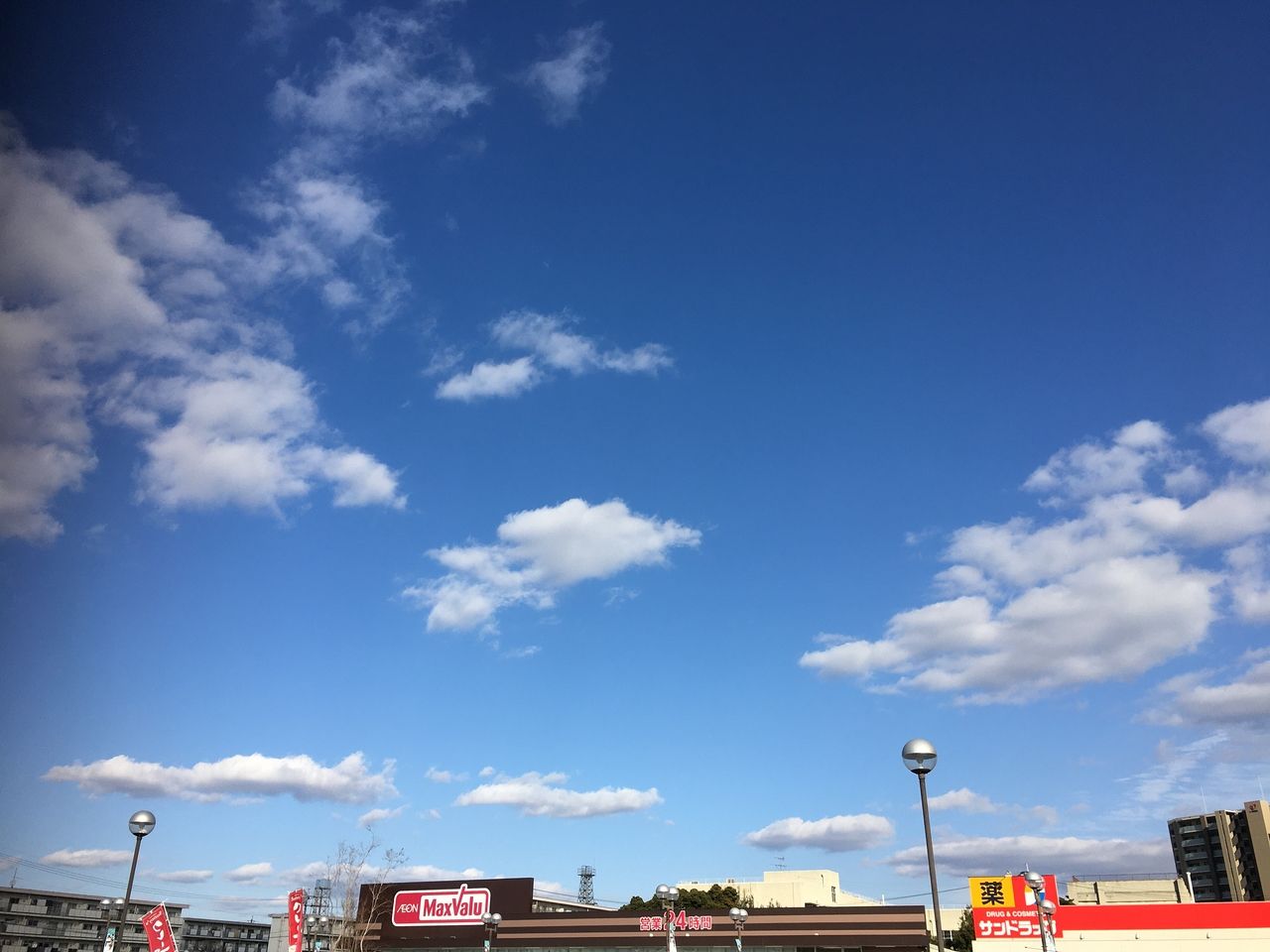 サンロードシティ熊本・春の日差しを感じさせてくれる青い空と白い雲