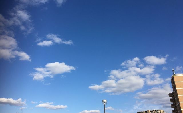 サンロードシティ熊本・春の日差しを感じさせてくれる青い空と白い雲