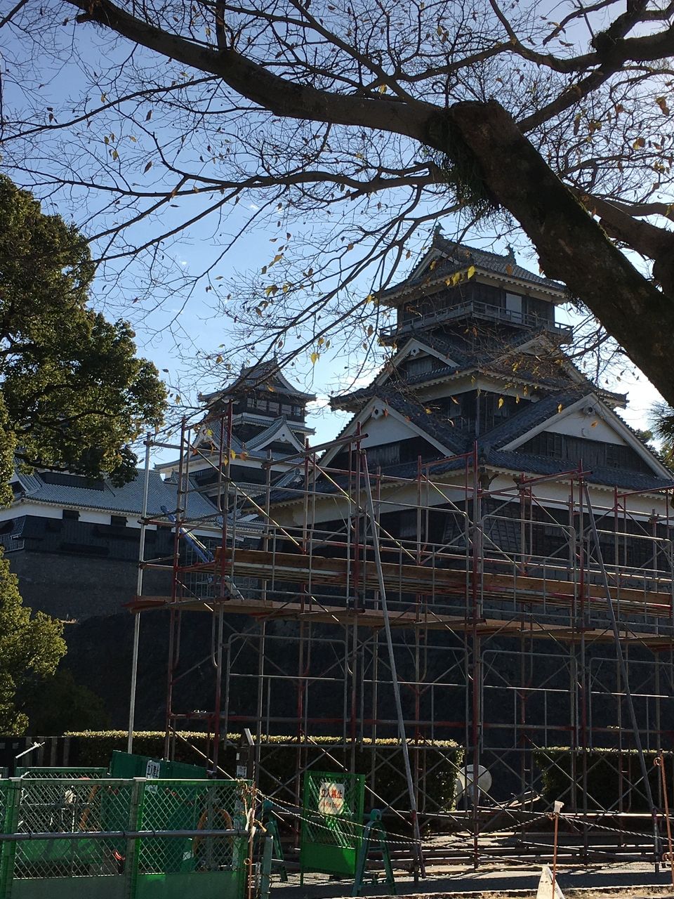 工事足場の残る　熊本城　天守閣　宇土櫓