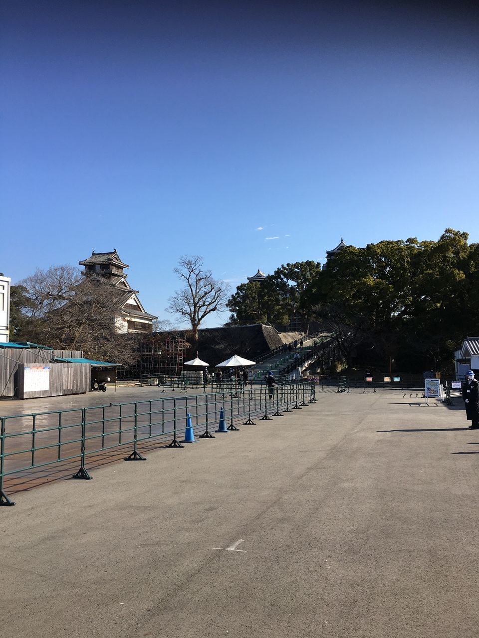 熊本城　特別見学通路から望む天守閣と二の丸