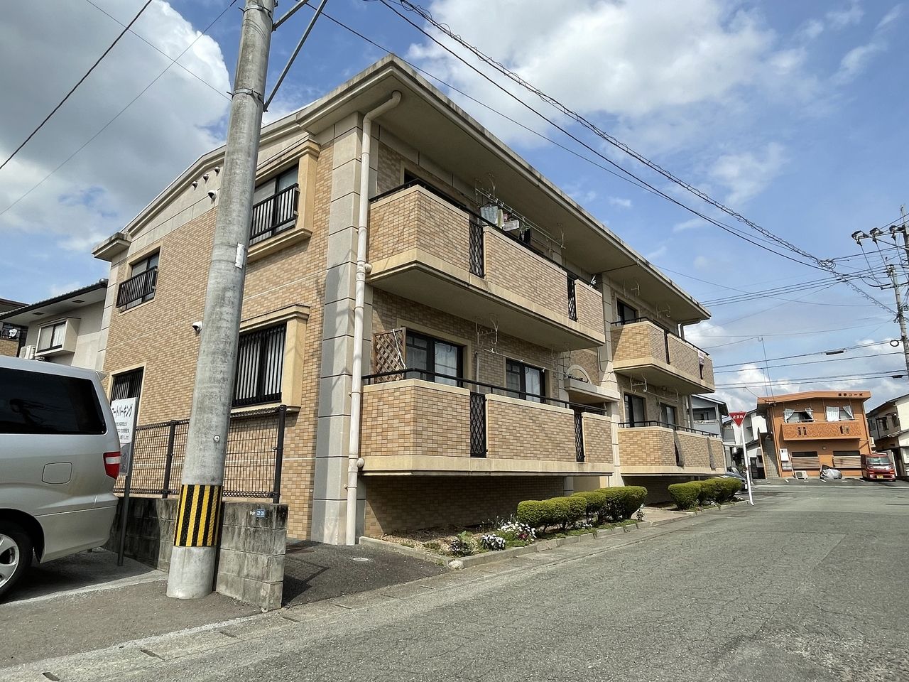 熊本市東区桜木の2LDKのマンション外壁の全面塗装工事に入ります。