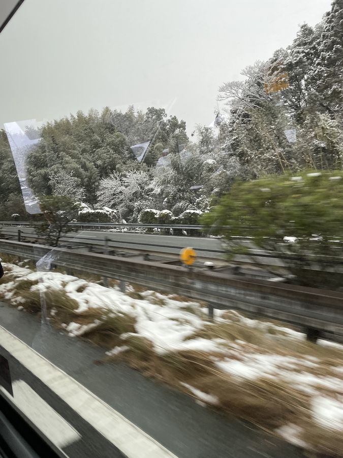 高速道路の窓からの雪景色