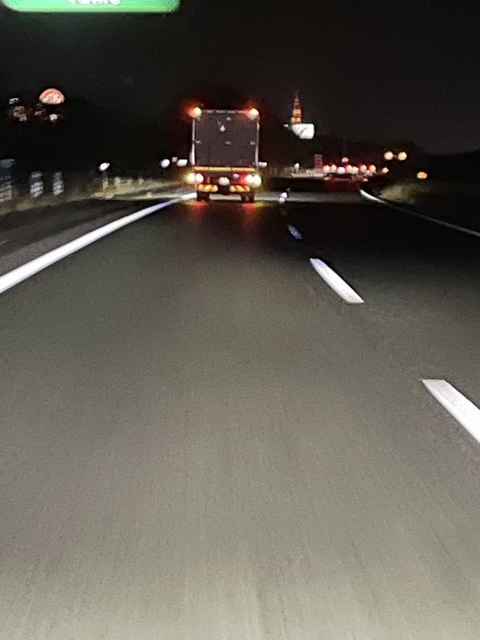 夜間の高速道路