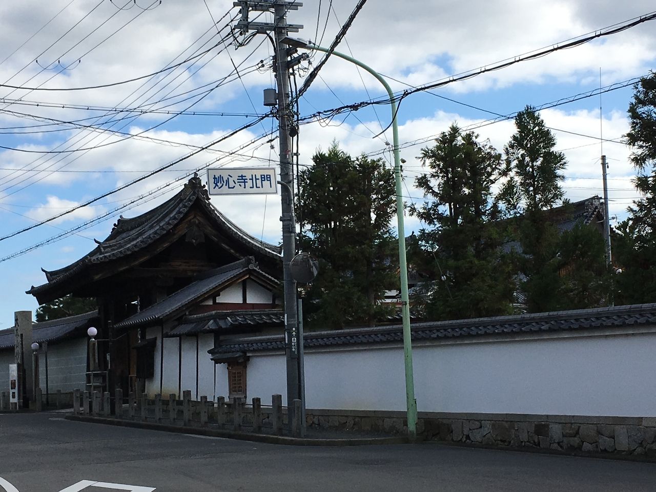 京都にある日本料理の店「萬長」さんのお店の前から望む「妙心寺北門」