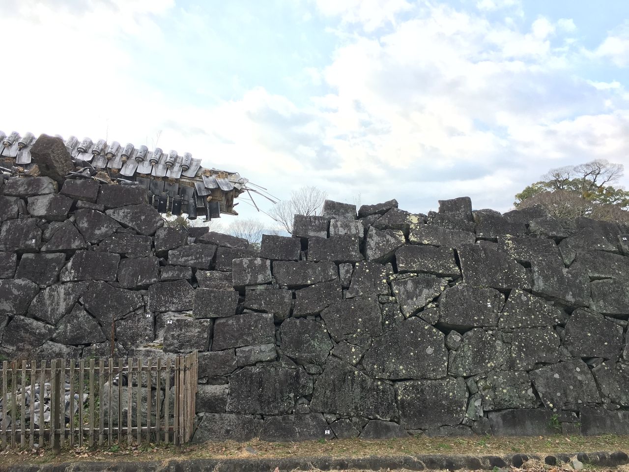 地震で壊れたままの西大手門から戌亥櫓につづく長塀