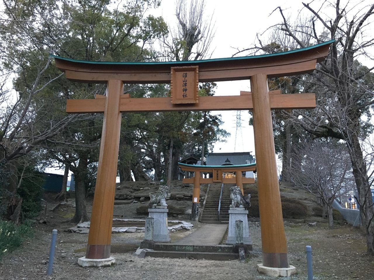木製の鳥居がきわだつ沼山津神社
